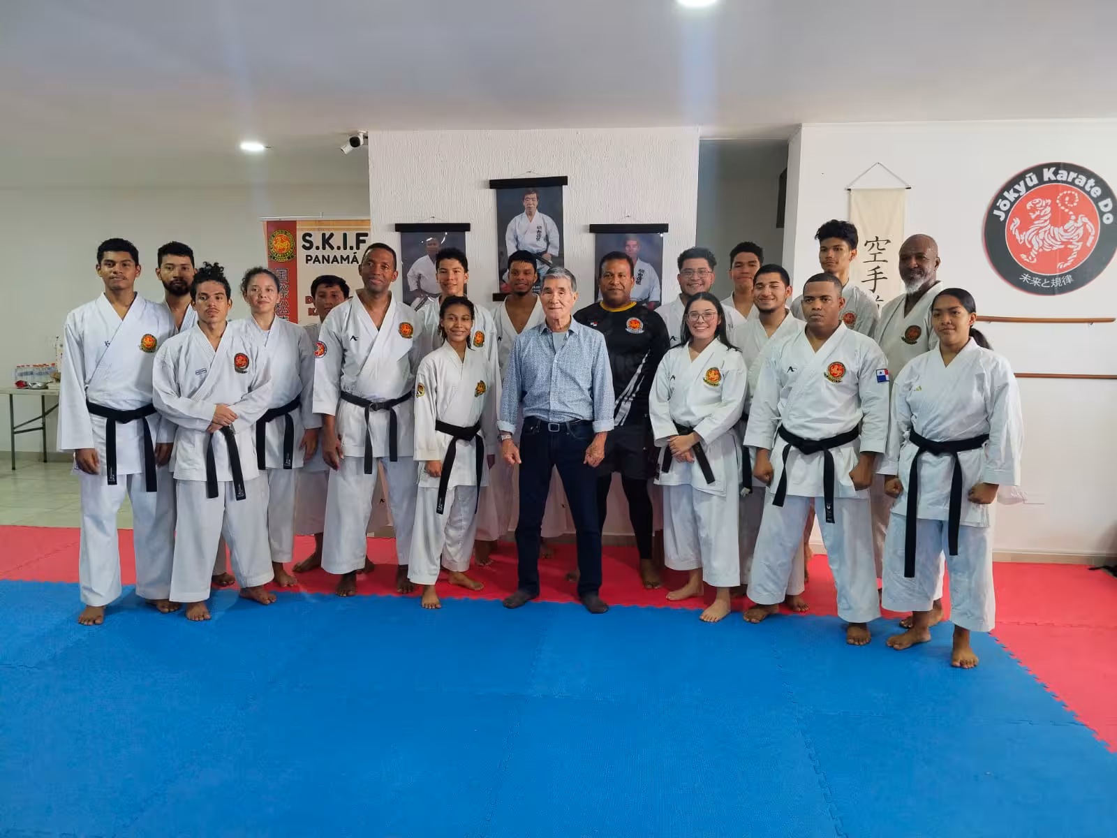 El Hanshi Hiroshi Ishikawa honra con su presencia en la practica de cintas avanzadas.